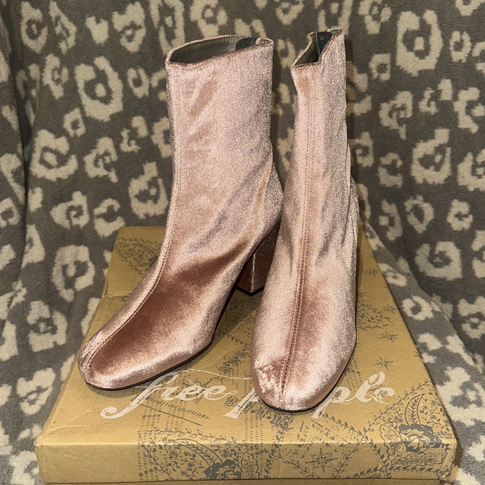 Free People Cecile Velvet Boots 👢 👢 in Rose 😍 New & Never Worn 😍 Size 39